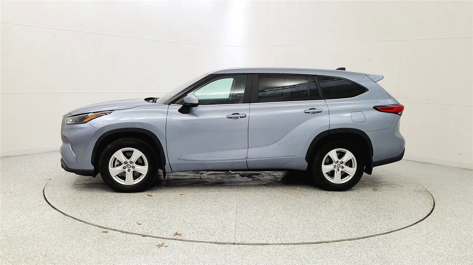 Used 2023 Toyota Highlander LE image 4