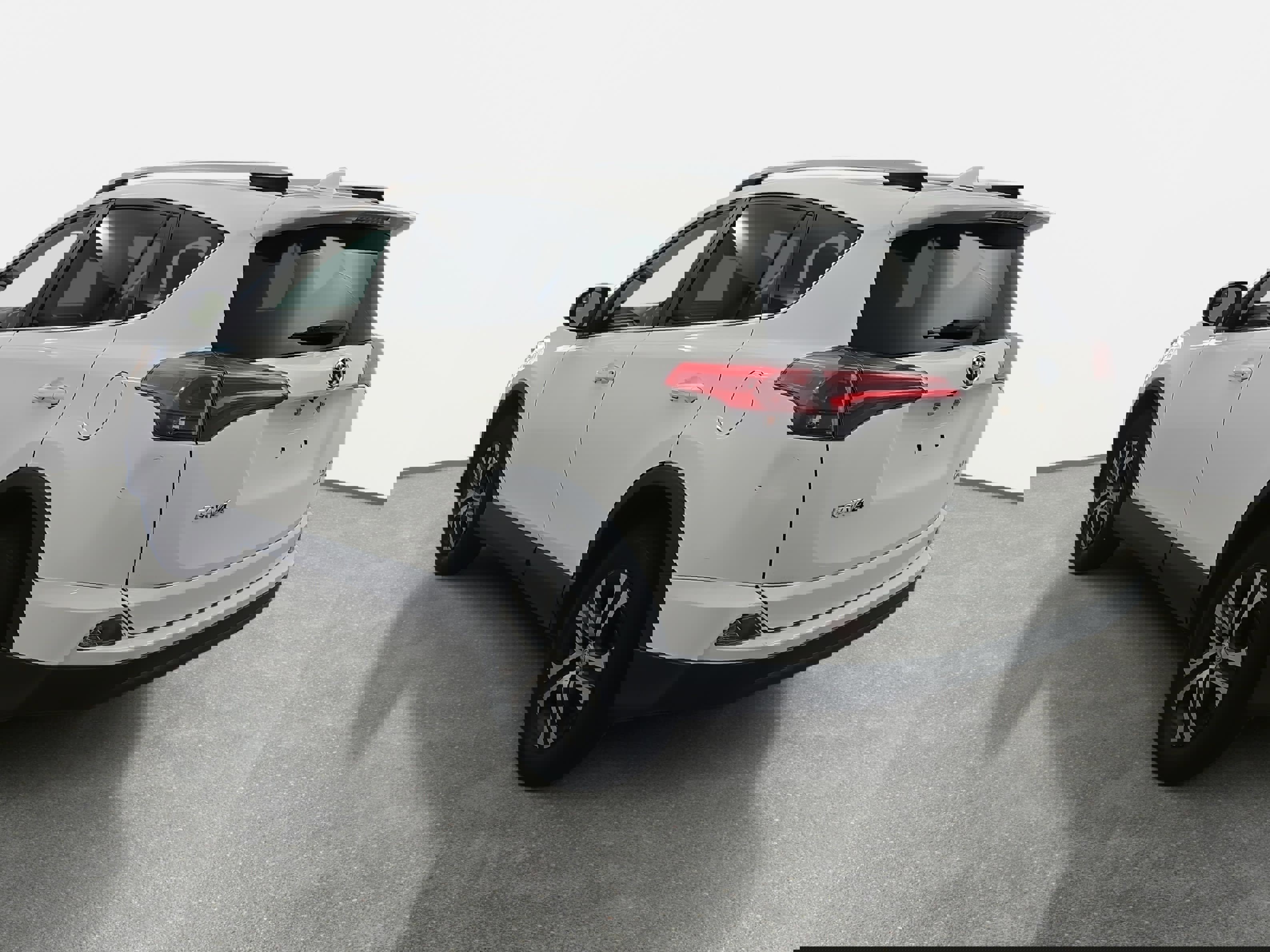 Used 2018 Toyota RAV4 LE image 7