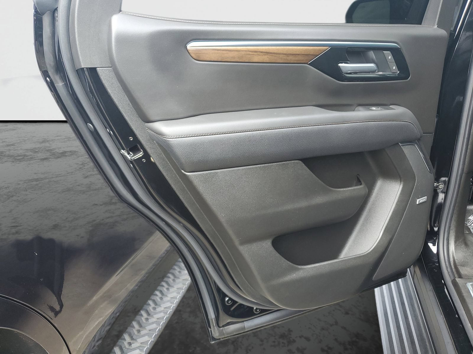 Used 2025 Chevrolet Tahoe High Country AWD/4WD image 16
