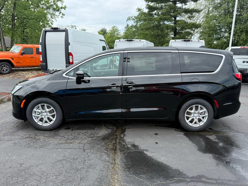 New 2027 Chrysler Pacifica Select FWD image 7