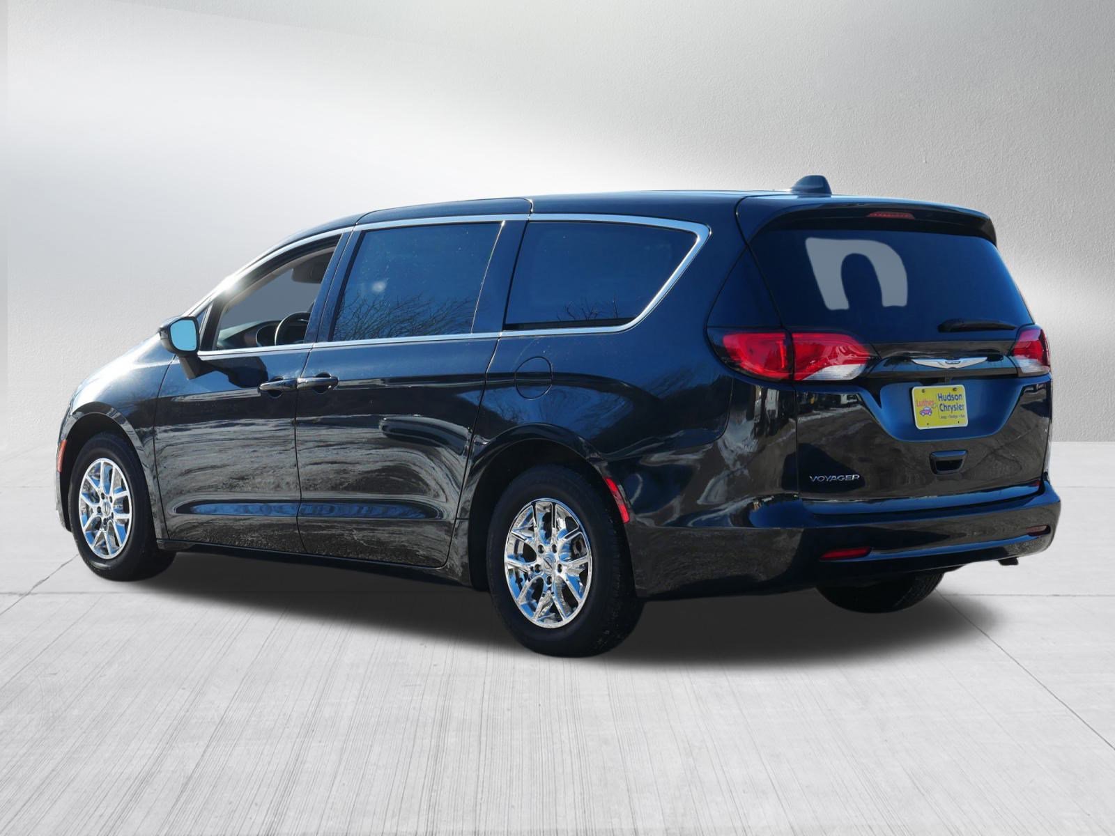 Used 2022 Chrysler Voyager LX image 5