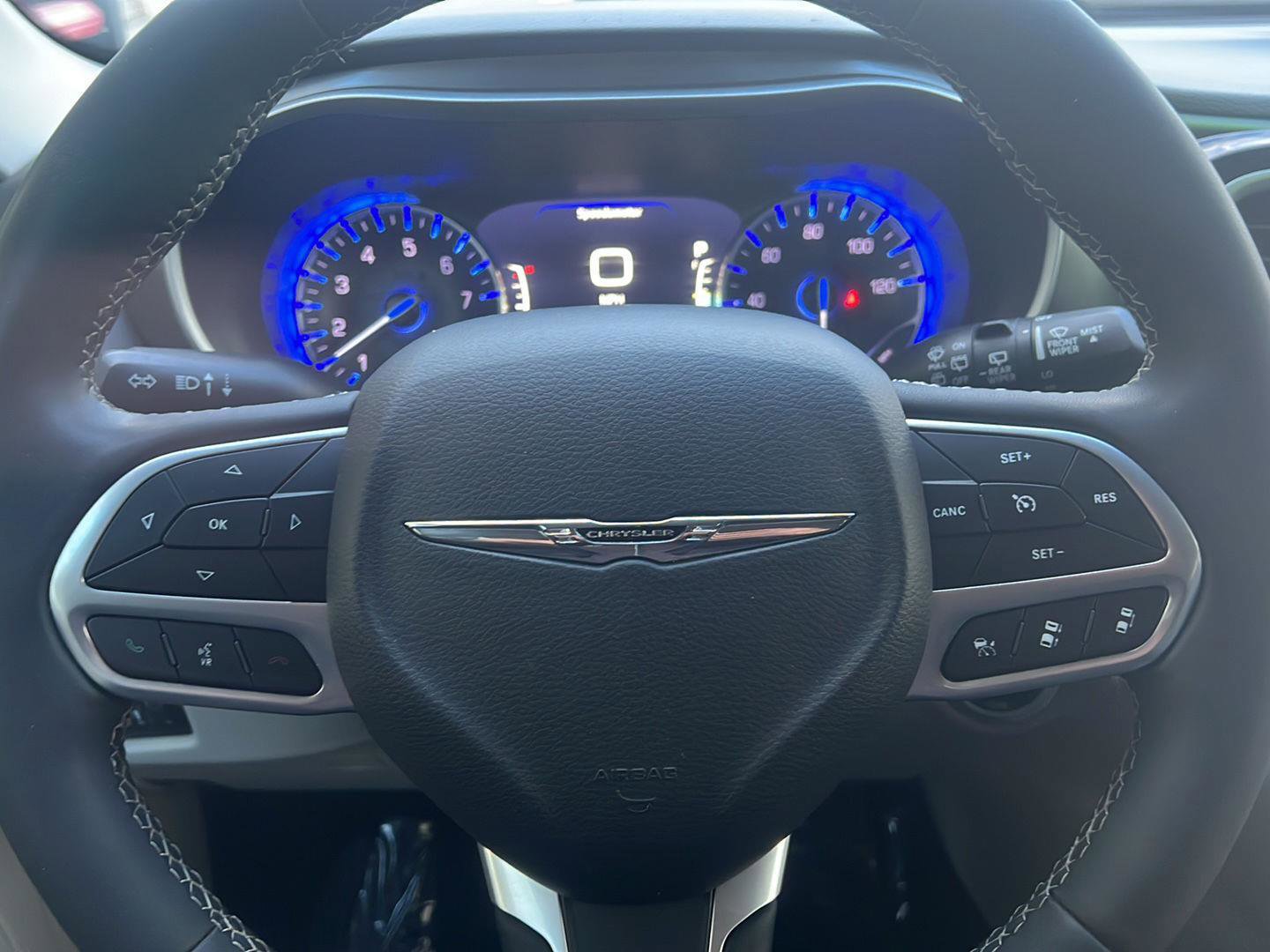 Used 2023 Chrysler Pacifica Touring-L image 9