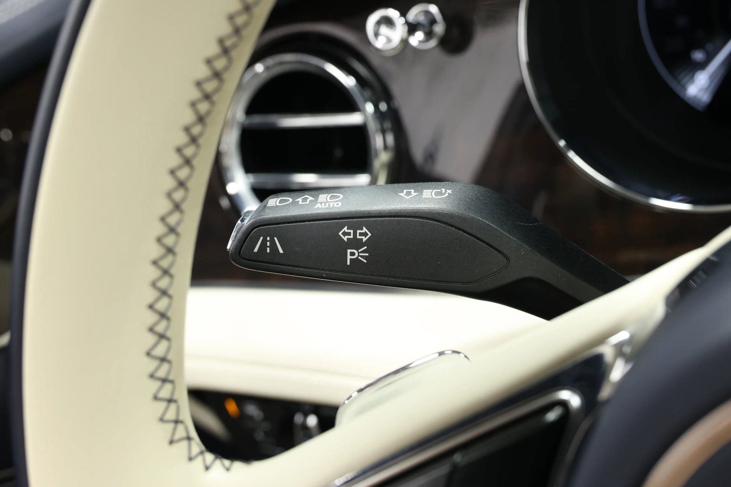 Used 2022 Bentley Bentayga image 30