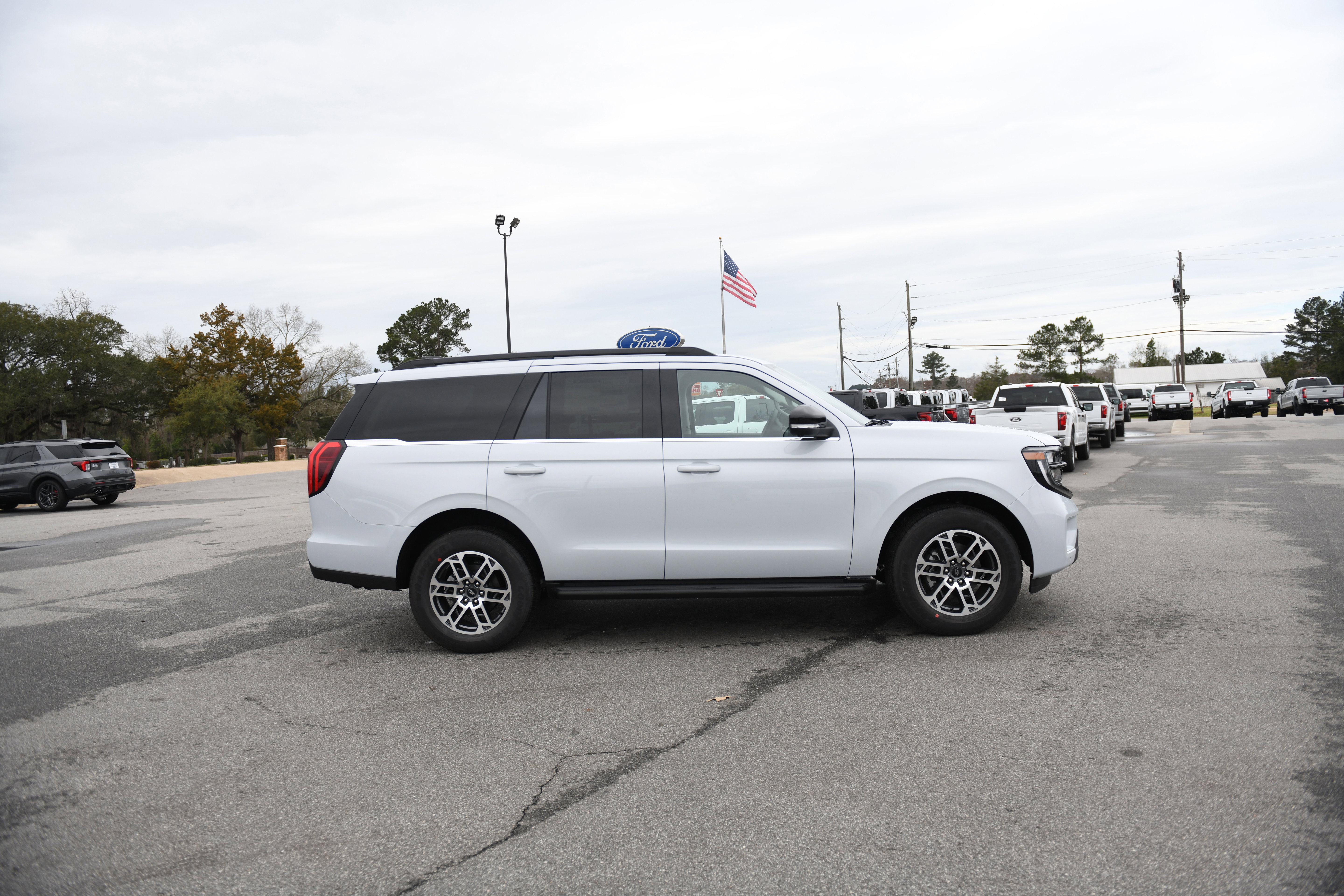 New 2026 Ford Expedition Active image 2