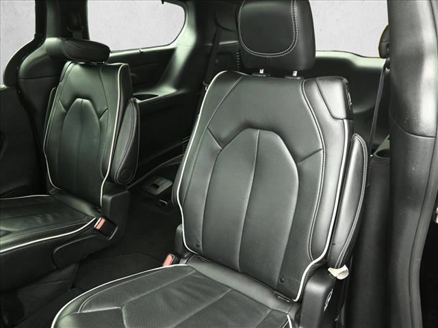 Used 2025 Chrysler Pacifica Limited image 21