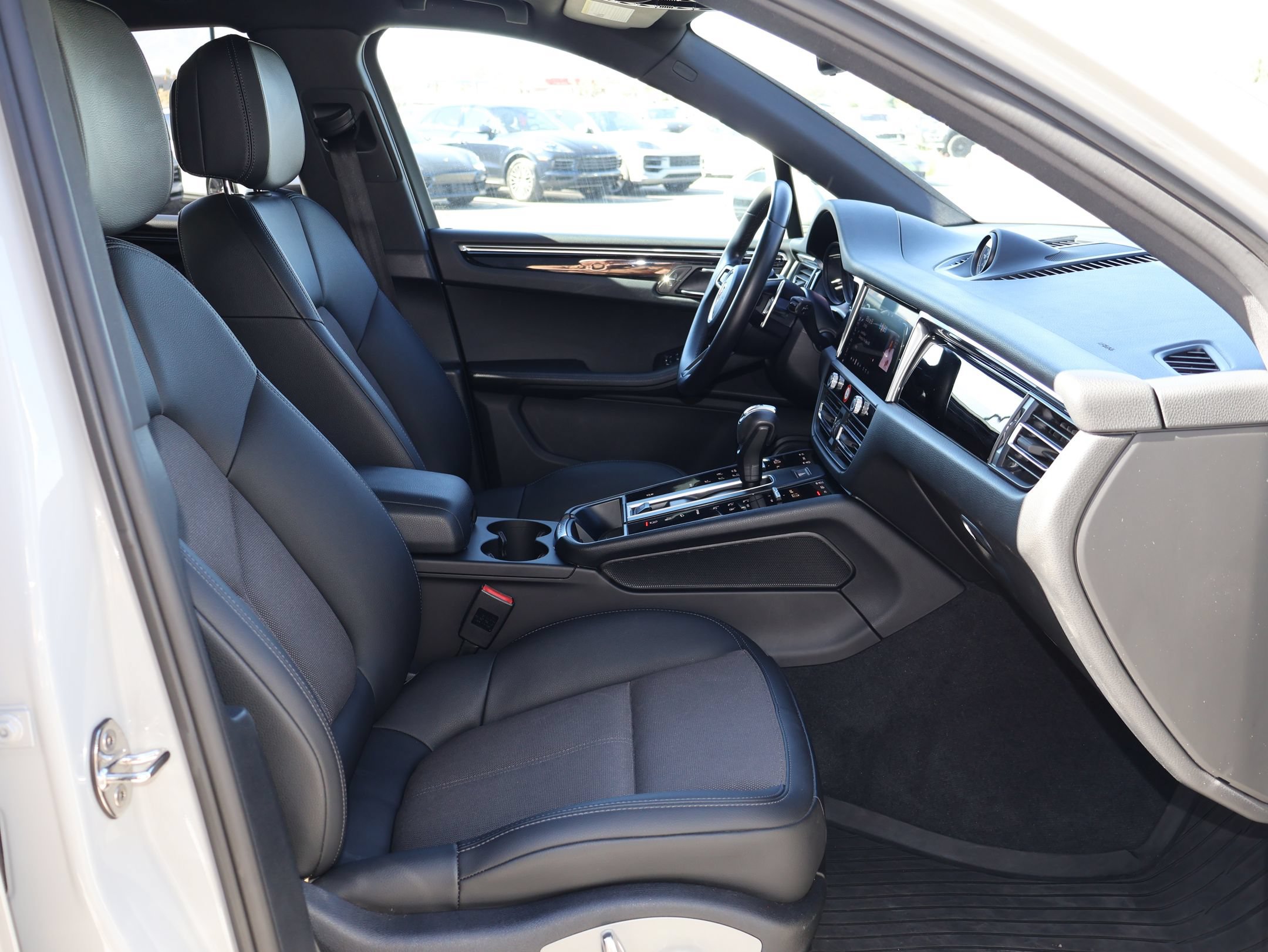 Certified 2024 Porsche Macan AWD/4WD image 32
