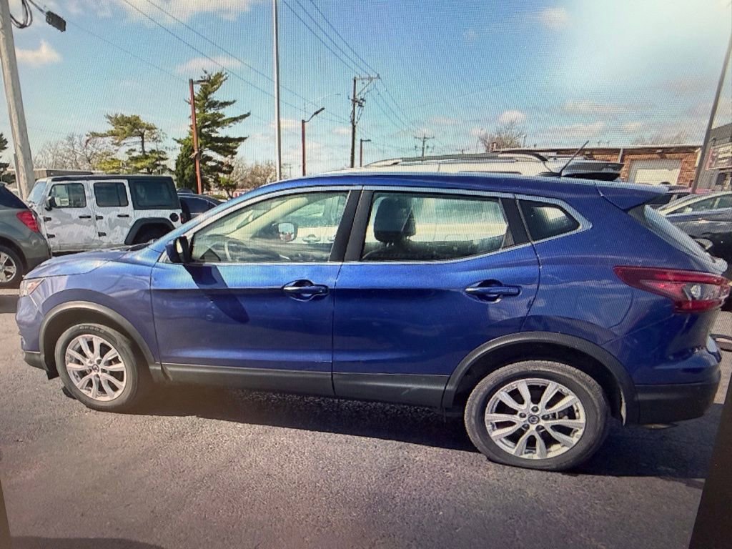 Used 2022 Nissan Rogue Sport S image 1