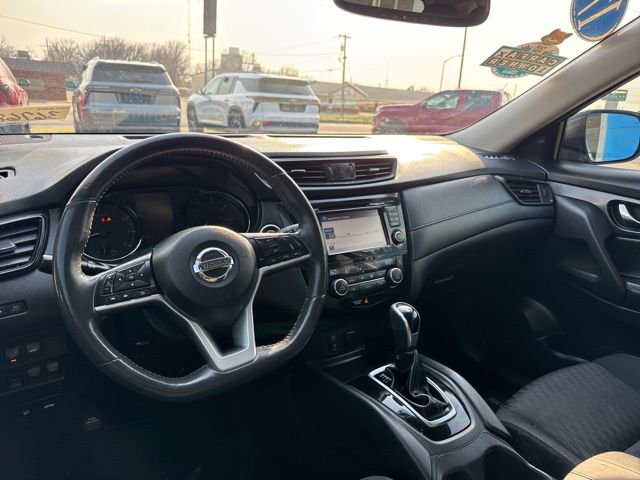 Used 2017 Nissan Rogue SV w/ SV Premium Package image 21