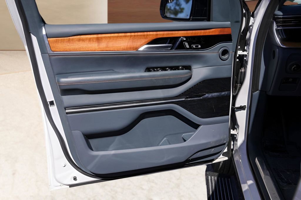 Used 2024 Jeep Grand Wagoneer Series III image 25