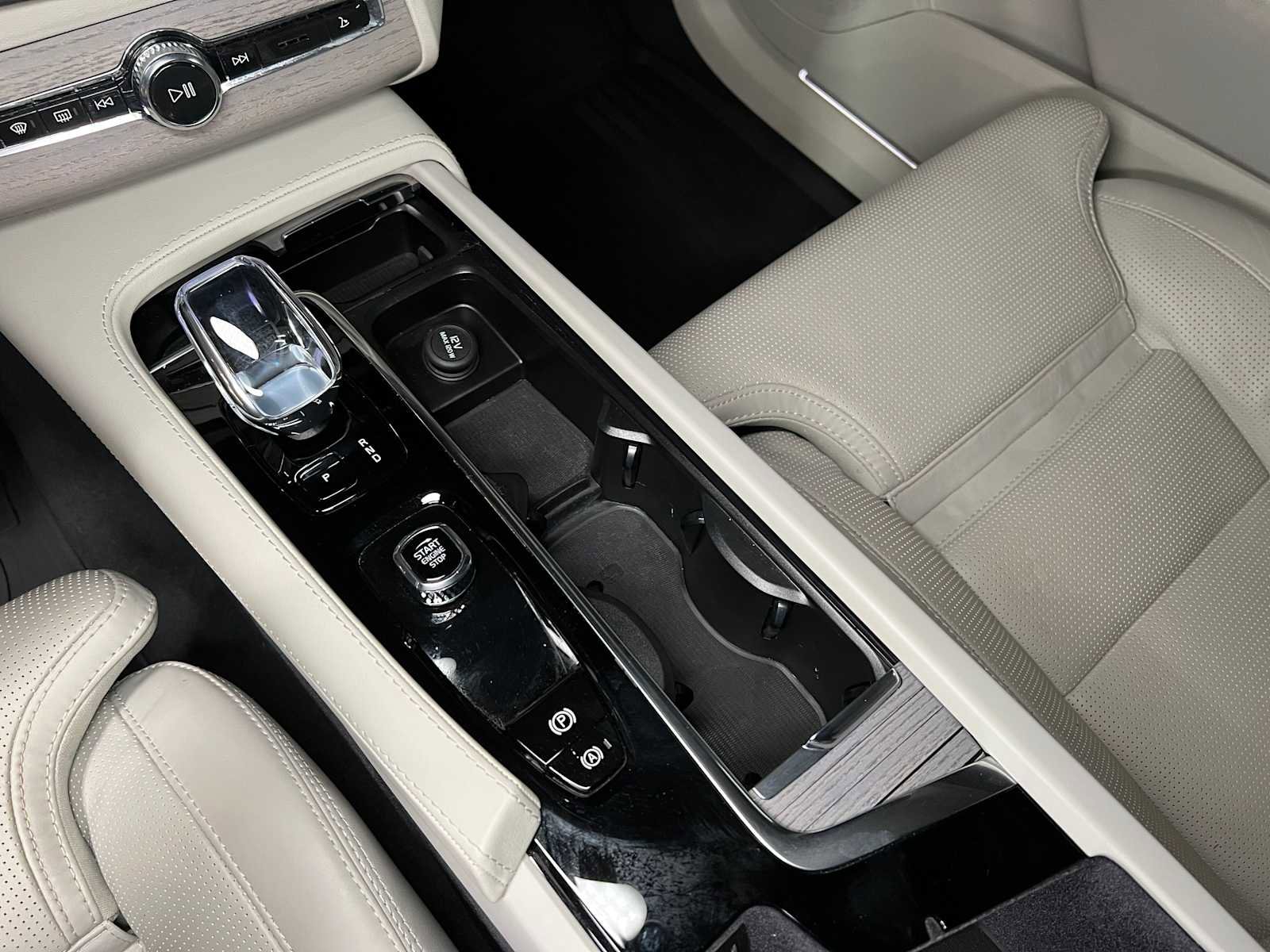 Used 2024 Volvo XC90 B6 Ultimate w/ Lounge Package image 33