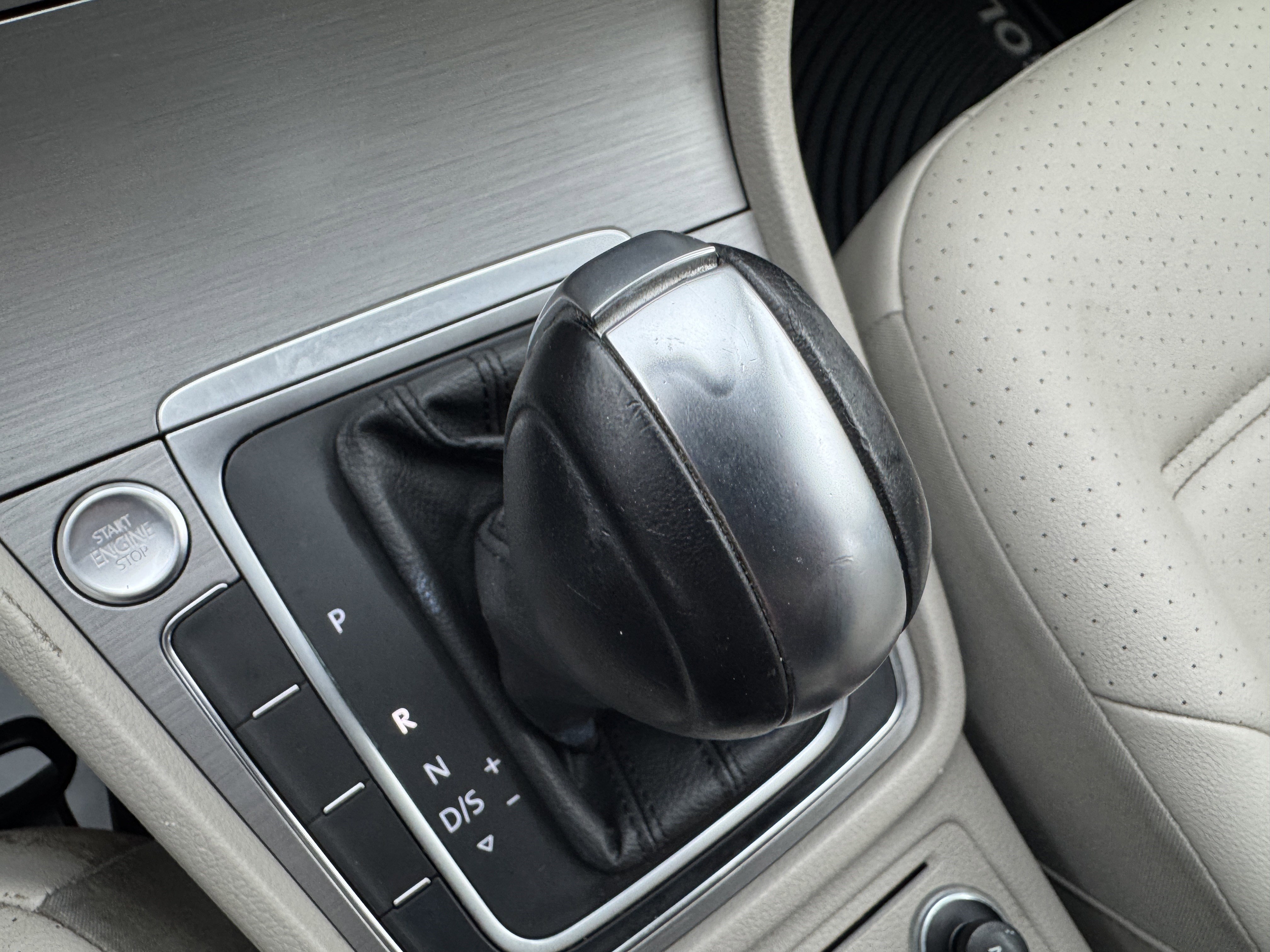 Used 2016 Volkswagen Golf Limited Edition image 28