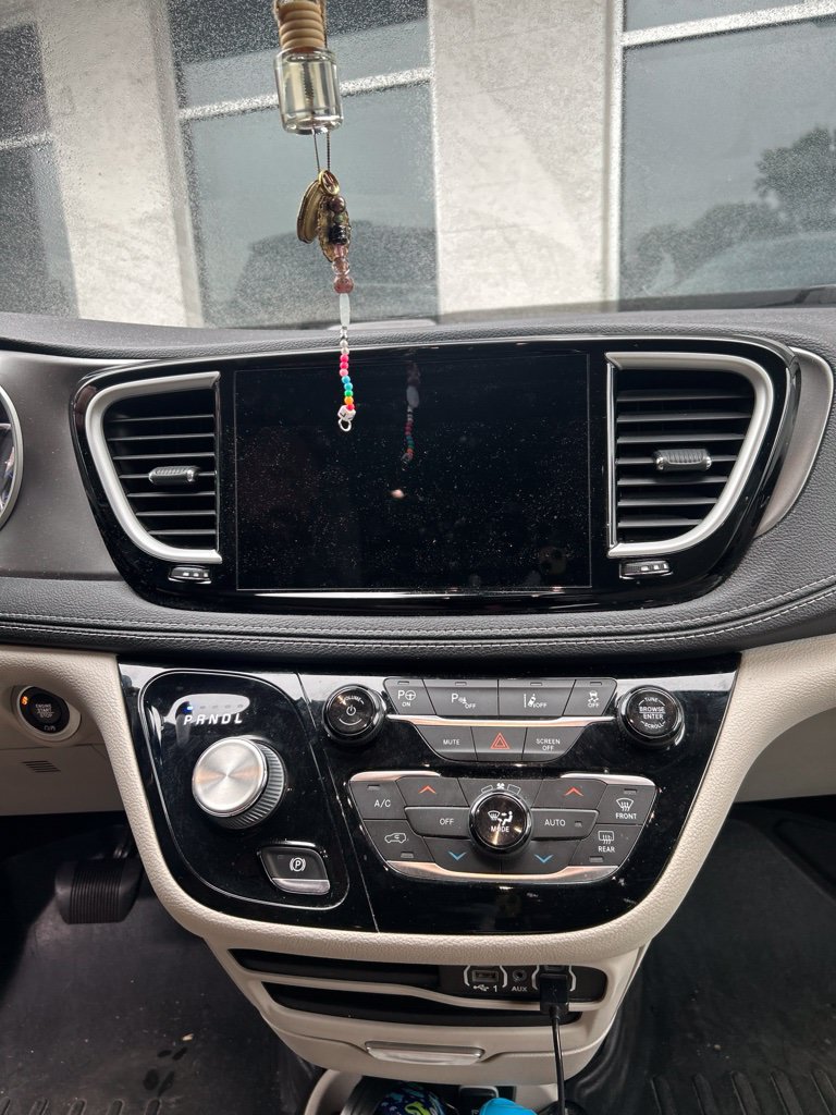 Used 2021 Chrysler Pacifica Touring-L FWD image 3