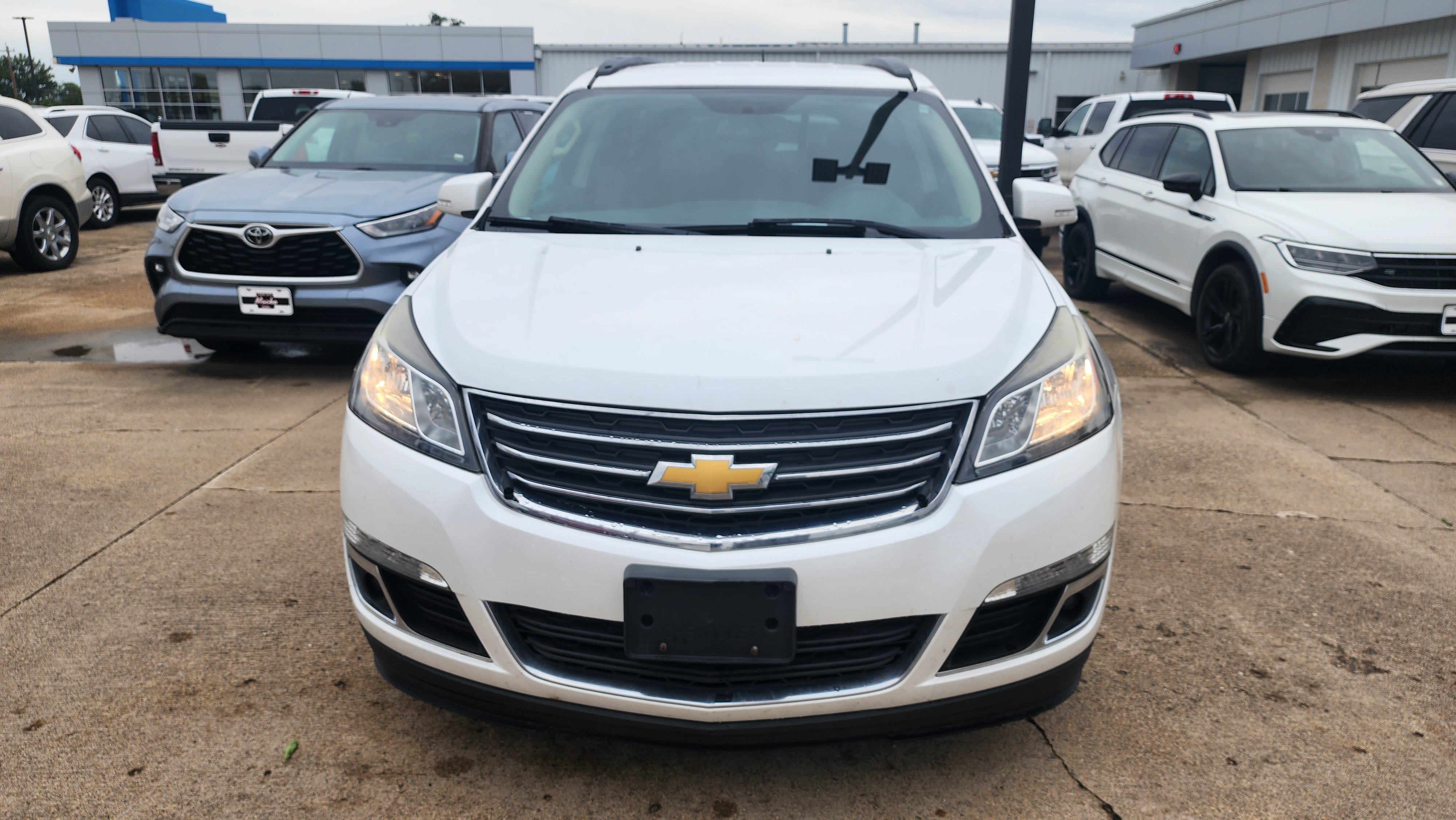 Used 2017 Chevrolet Traverse LT FWD image 2