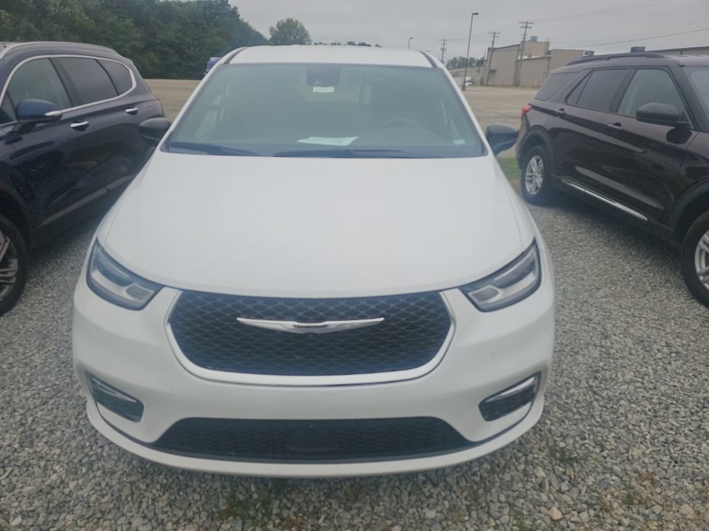 Used 2025 Chrysler Pacifica Select FWD image 1