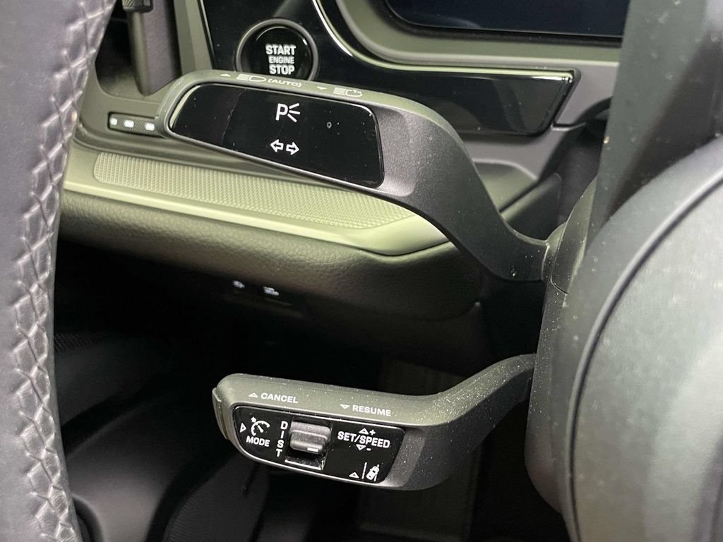 Certified 2025 Porsche Cayenne AWD/4WD image 40