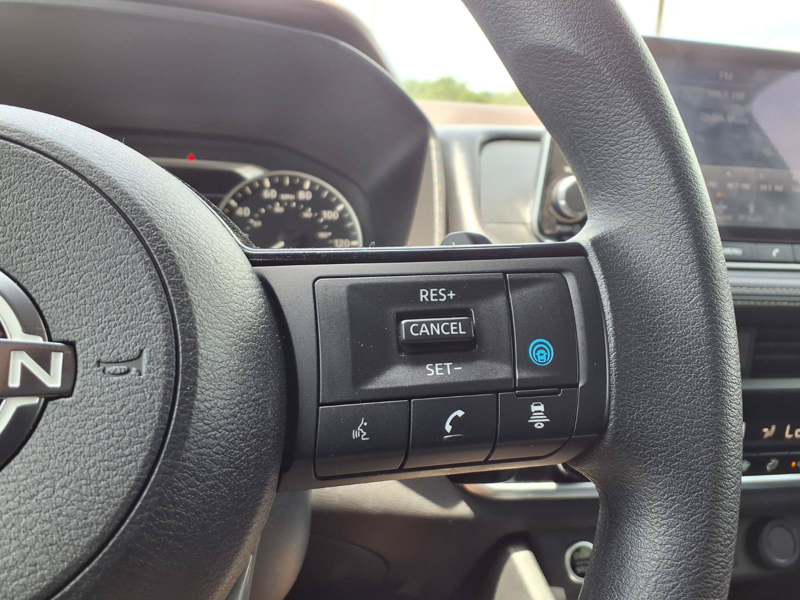 Used 2023 Nissan Rogue SV FWD image 9