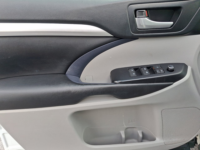 Used 2019 Toyota Highlander XLE AWD/4WD image 12