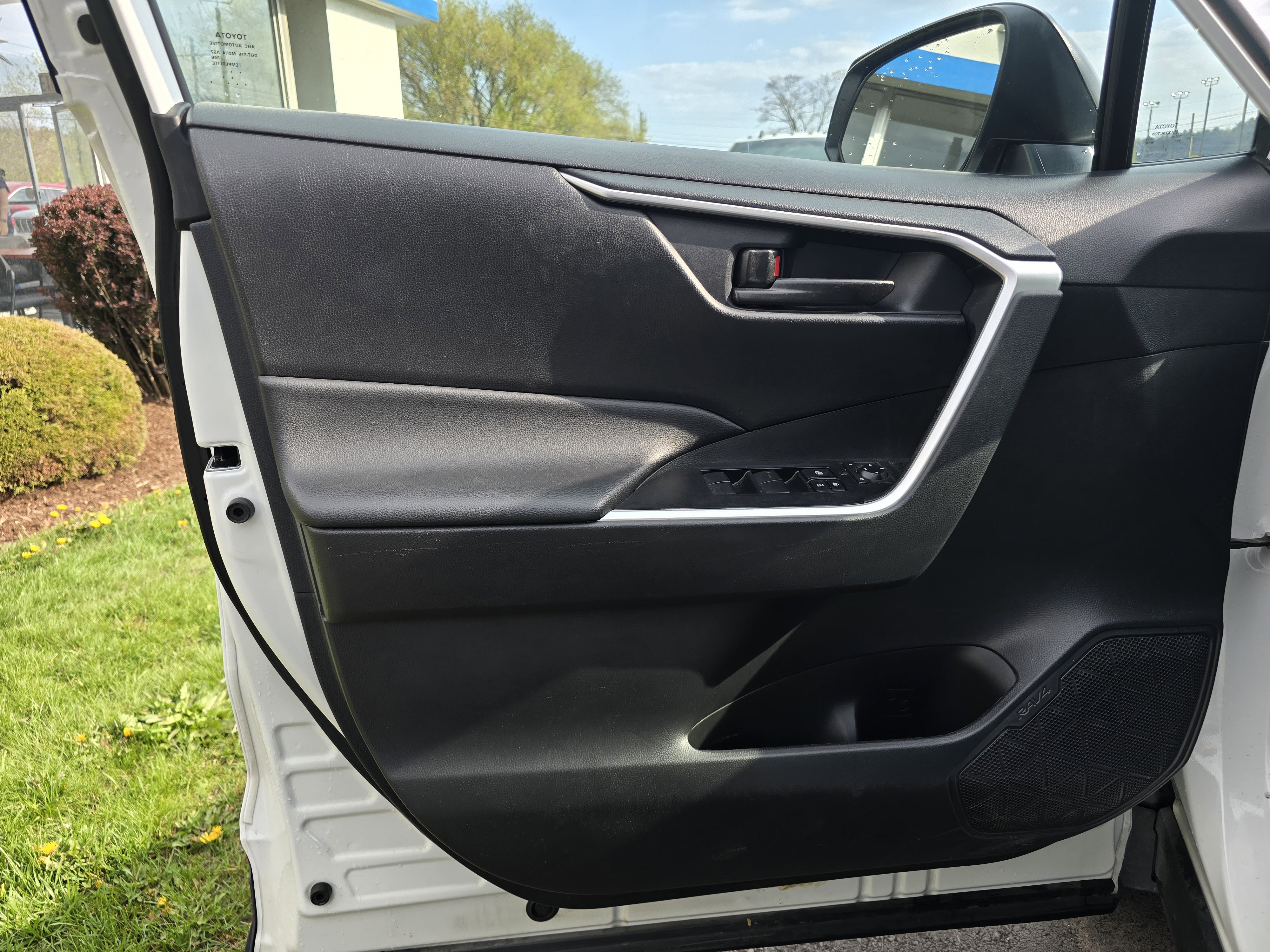 Used 2023 Toyota RAV4 LE FWD image 15