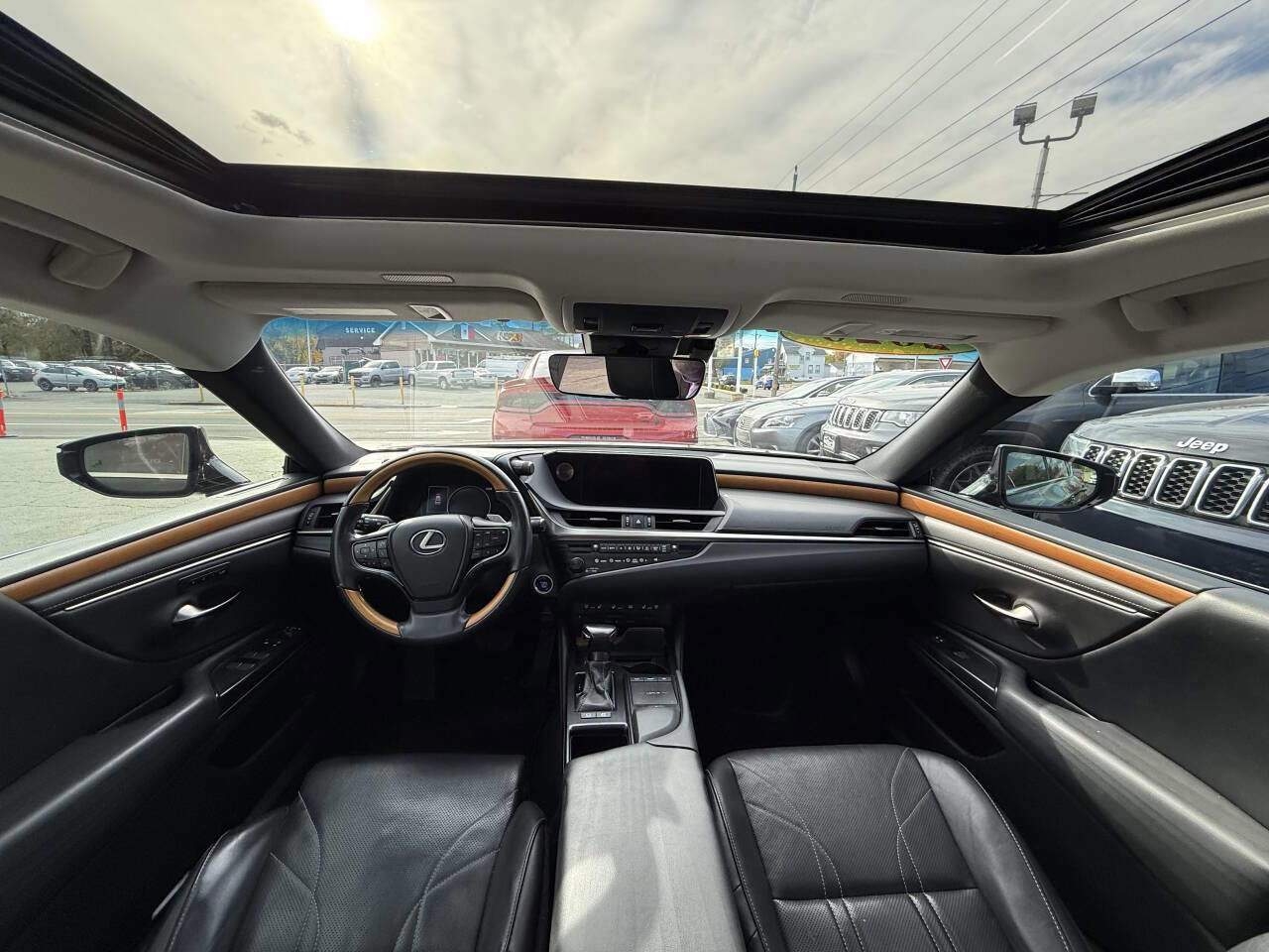 Used 2020 Lexus ES 300h w/ Luxury Package image 15