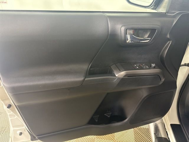 Used 2016 Toyota Tacoma TRD Sport image 9