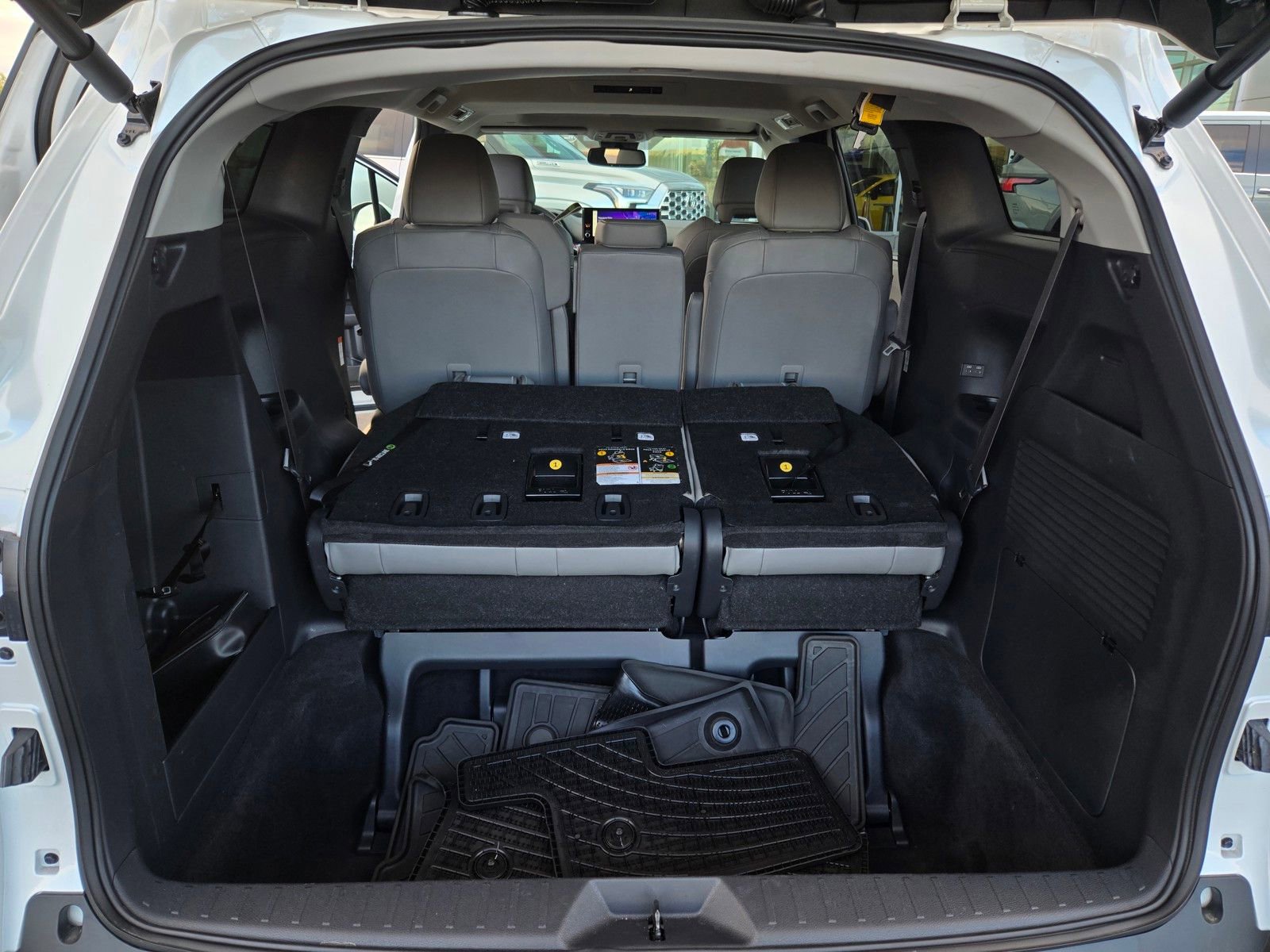 Used 2025 Toyota Sienna XLE w/ XLE Plus Package FWD image 24