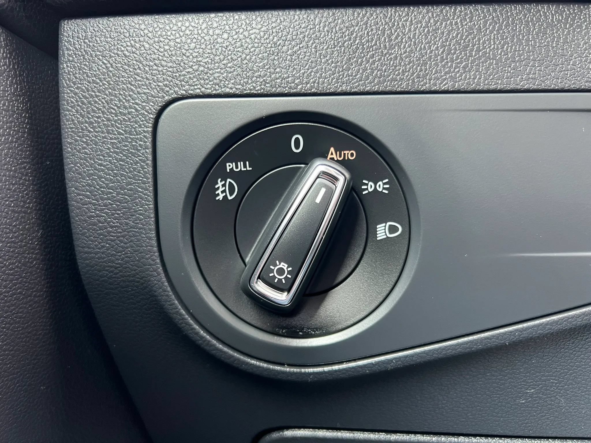 Used 2018 Volkswagen Tiguan SEL AWD/4WD image 33