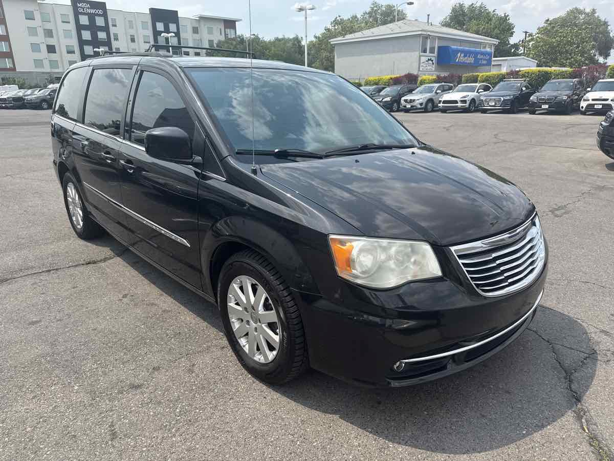 Used 2014 Chrysler Town & Country Touring FWD image 3