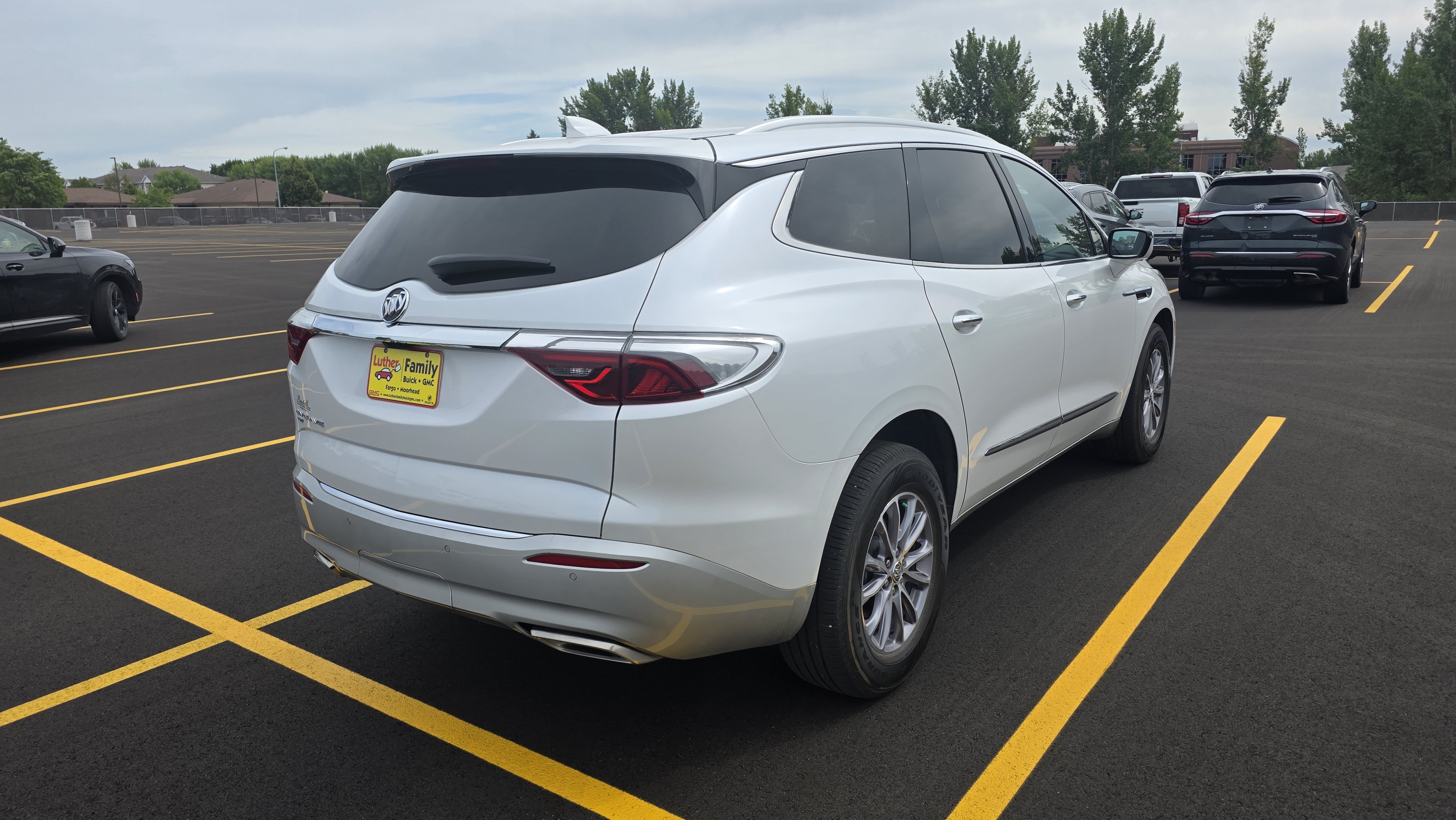 Used 2023 Buick Enclave Essence AWD/4WD image 6