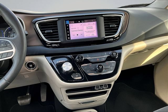 Used 2022 Chrysler Voyager LX FWD image 9