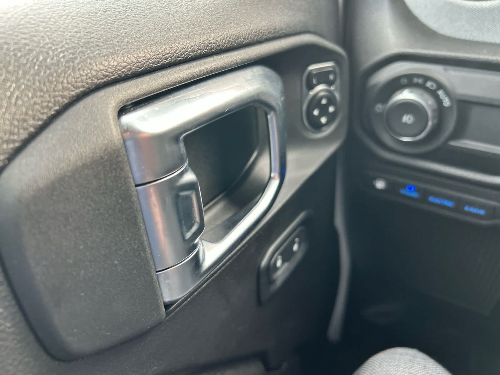 Used 2024 Jeep Wrangler Unlimited w/ Convenience Group AWD/4WD image 30
