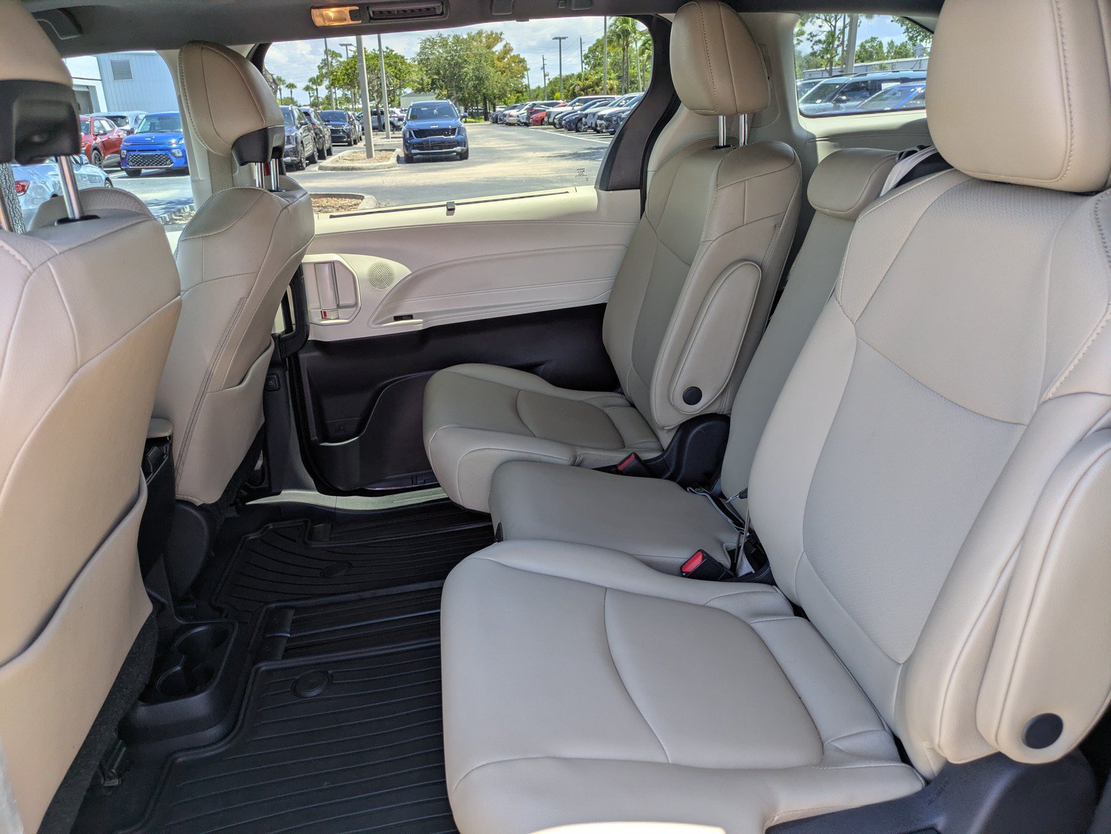 Used 2022 Toyota Sienna XLE FWD image 12