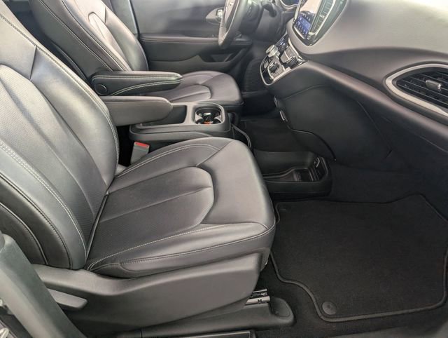 Used 2025 Chrysler Pacifica Select image 32