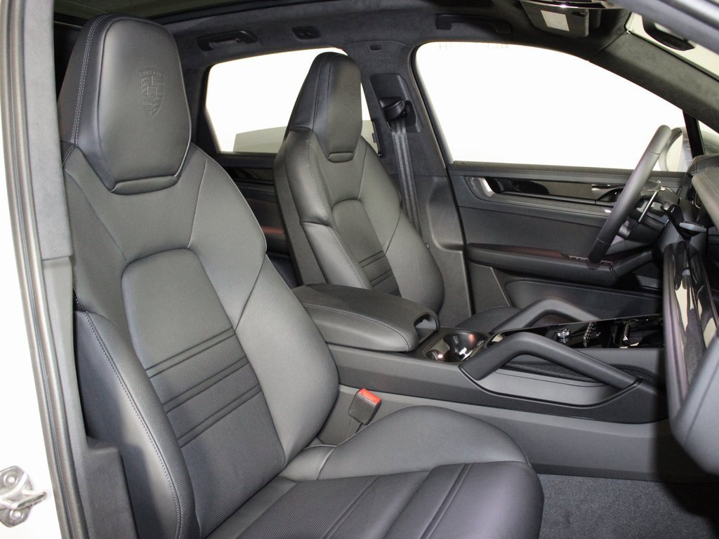 New 2026 Porsche Cayenne GTS image 40