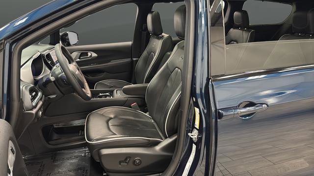 Used 2025 Chrysler Pacifica Limited image 18