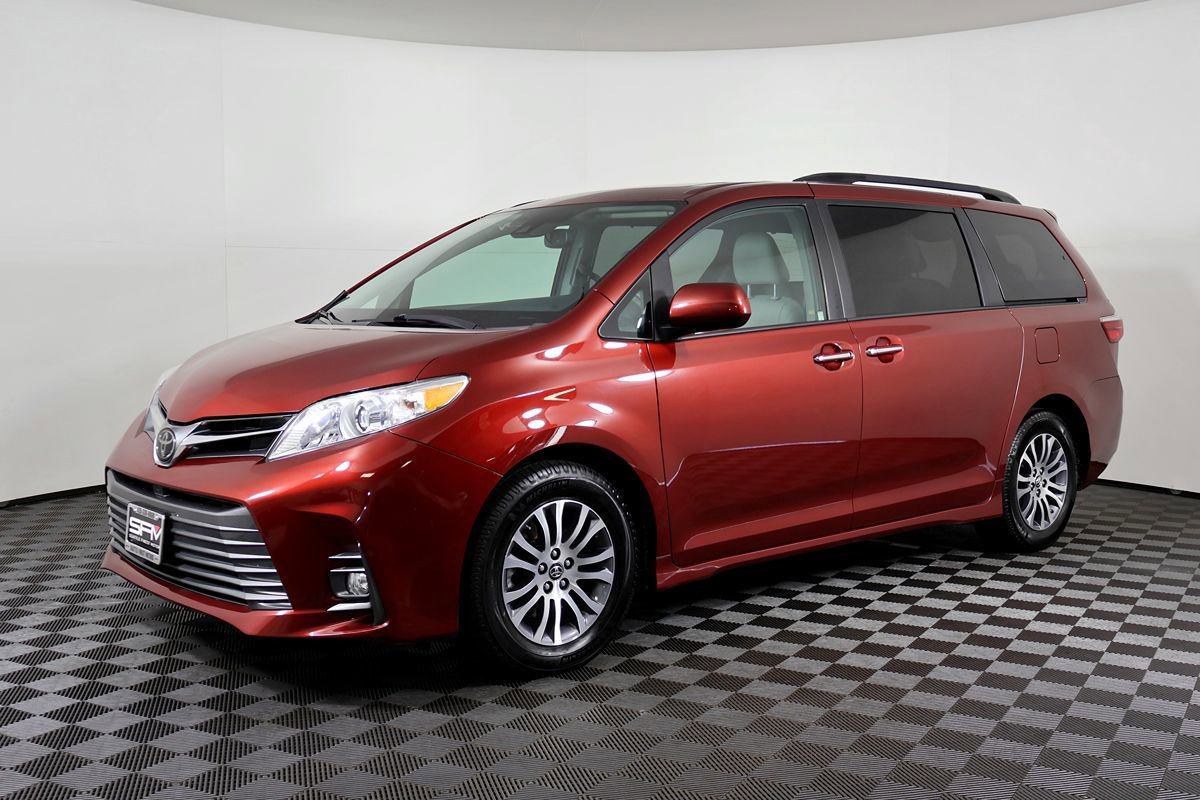 Used 2018 Toyota Sienna XLE w/ XLE Navigation Package FWD image 61