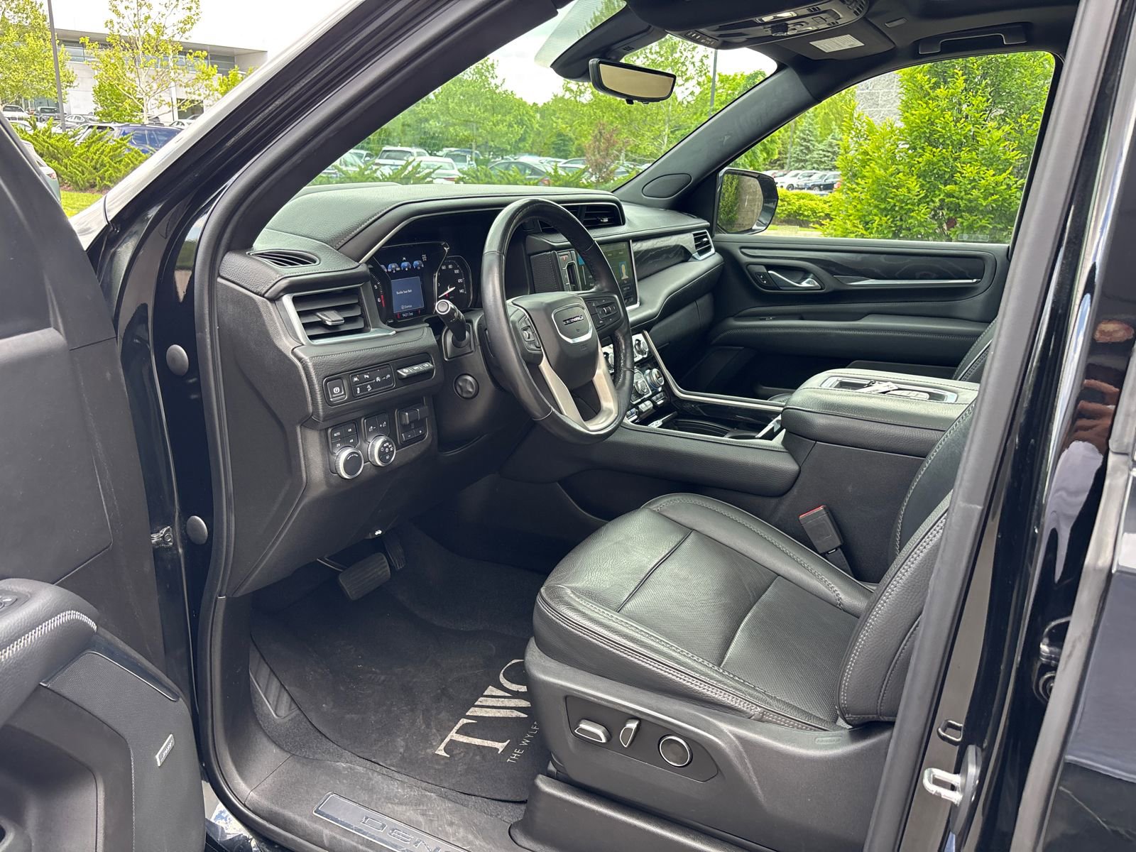 Used 2021 GMC Yukon XL Denali w/ Denali Premium Package AWD/4WD image 23