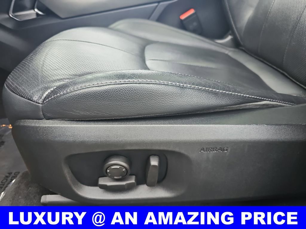 Used 2019 Land Rover Range Rover Evoque SE Premium image 29