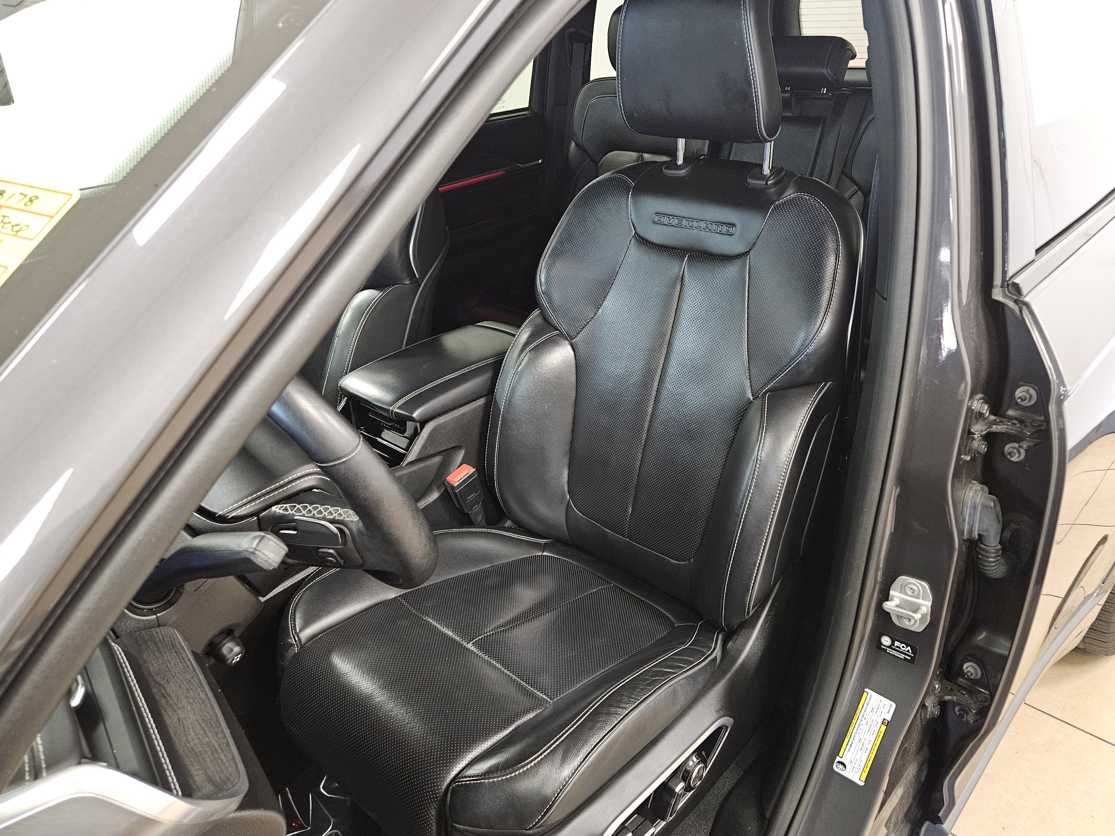 Used 2022 Jeep Grand Cherokee Overland w/ Luxury Tech Group IV image 34