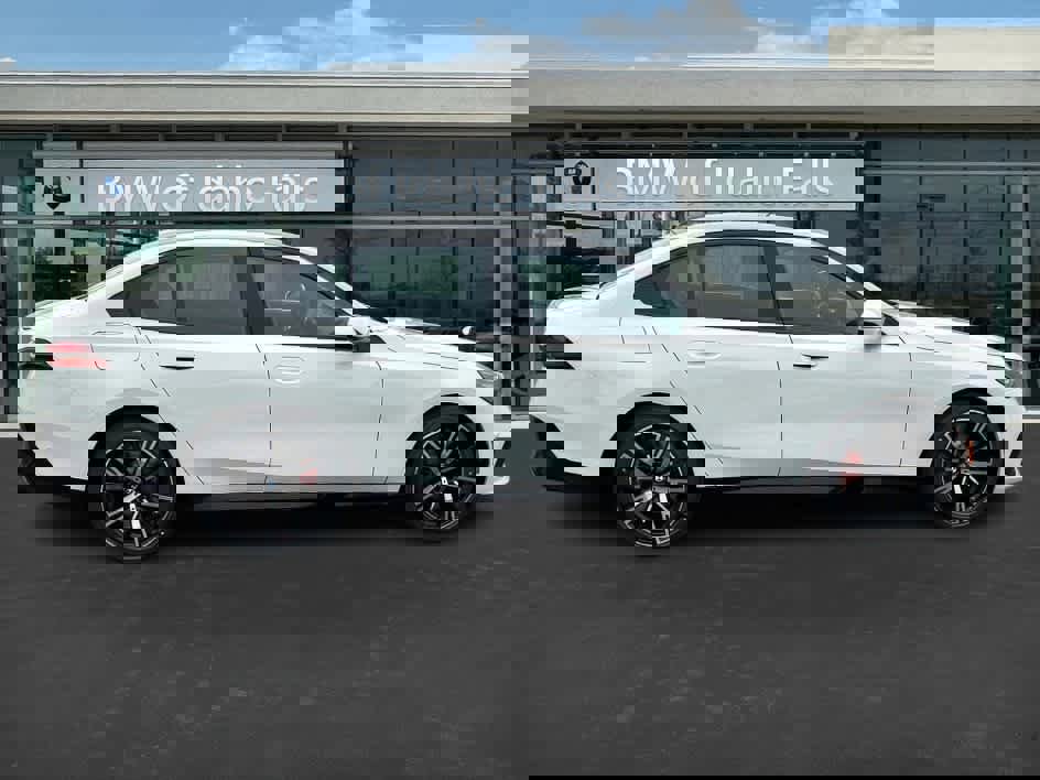 Used 2026 BMW 550e xDrive image 9