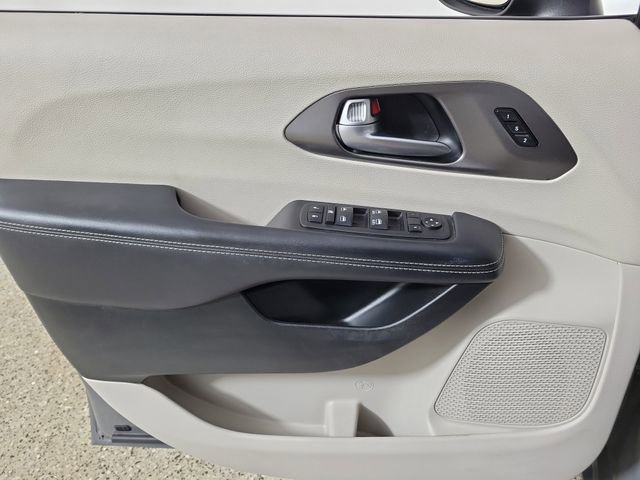 Used 2023 Chrysler Pacifica Touring-L FWD image 21