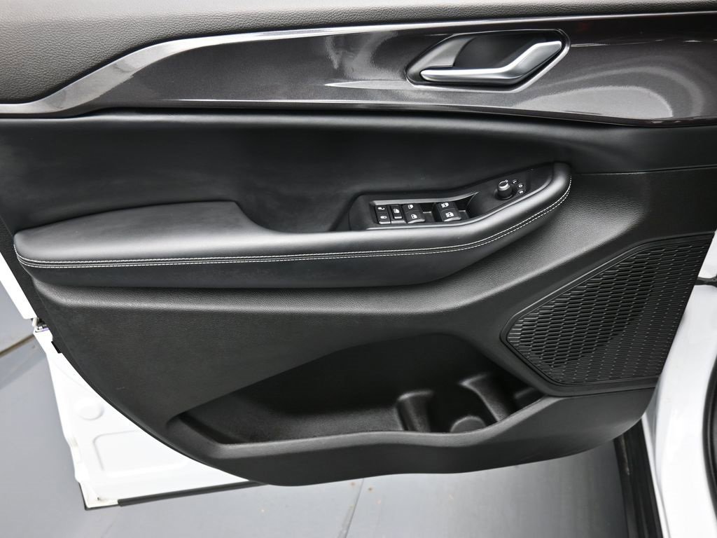 Used 2023 Jeep Grand Cherokee Altitude image 9