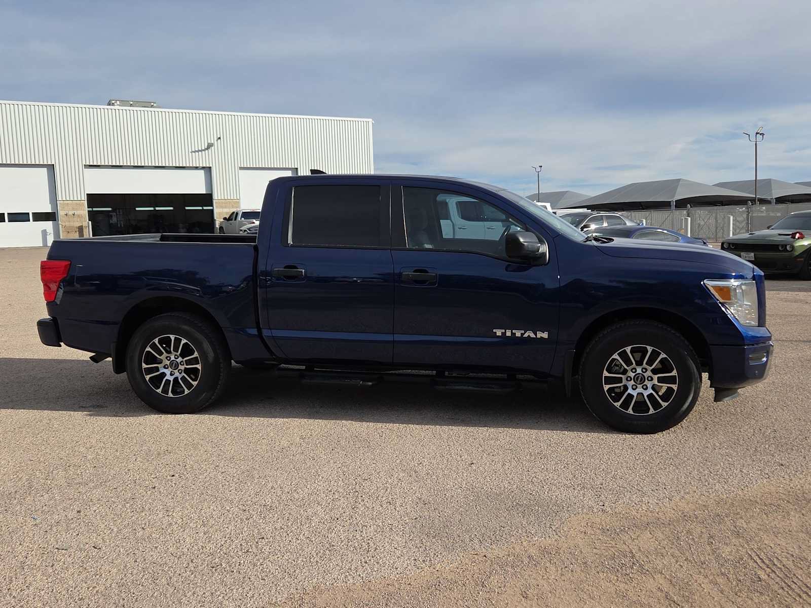Used 2023 Nissan Titan SV w/ SV Convenience Package RWD image 9