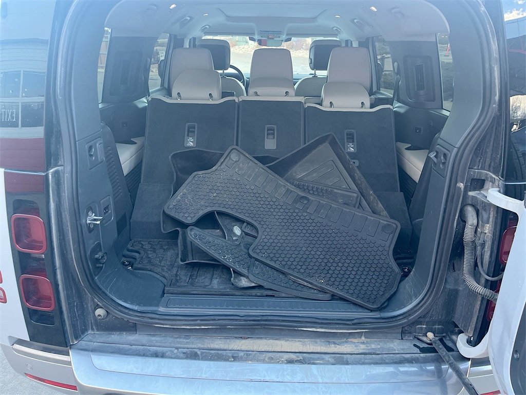 Used 2023 Land Rover Defender 130 SE image 28