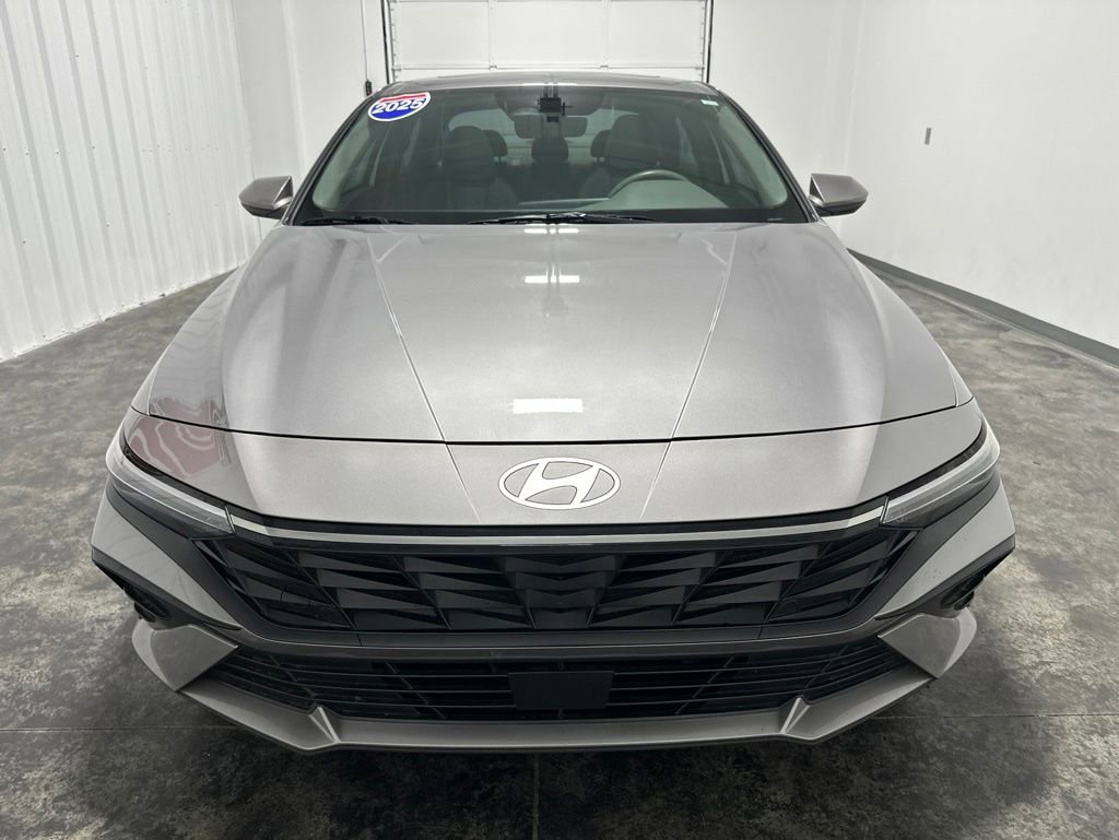 Used 2025 Hyundai Elantra SEL FWD image 2