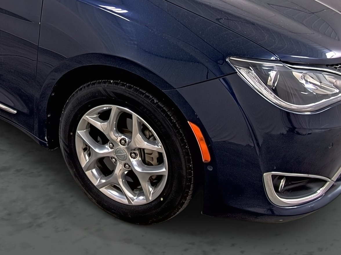 Used 2017 Chrysler Pacifica Limited w/ UConnect Theater Package image 14