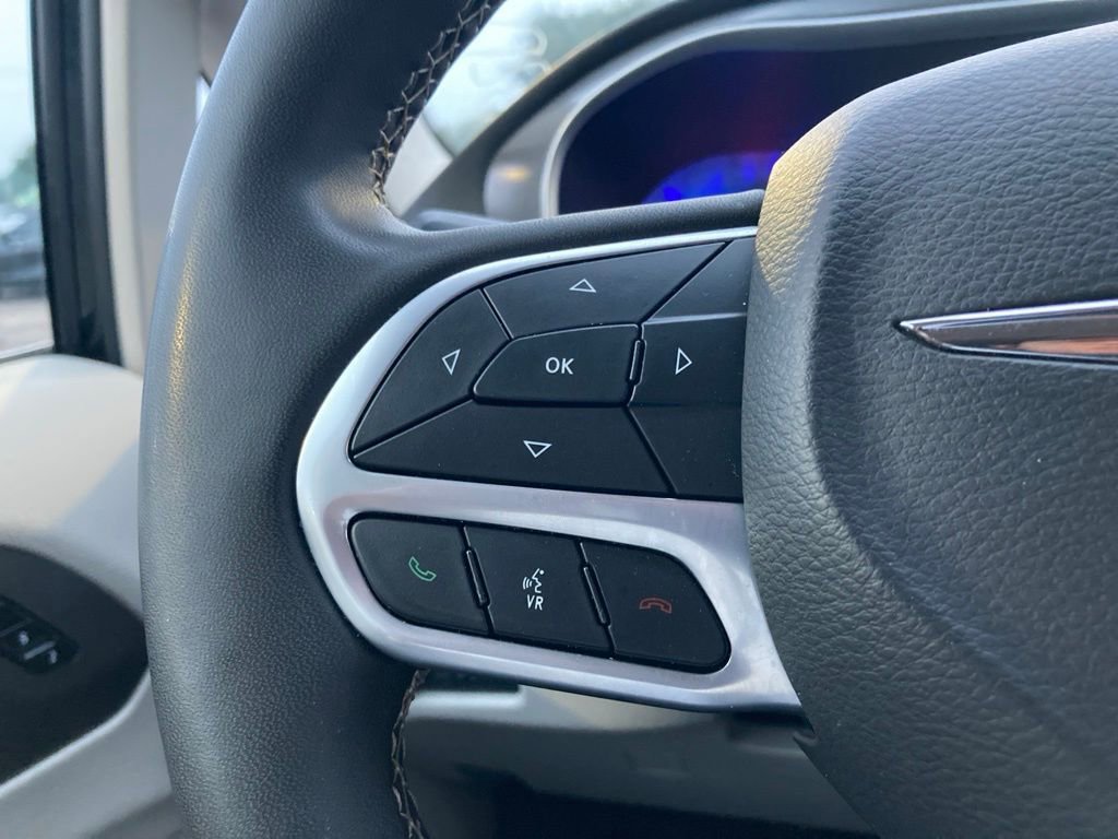 Used 2023 Chrysler Pacifica Touring-L FWD image 15