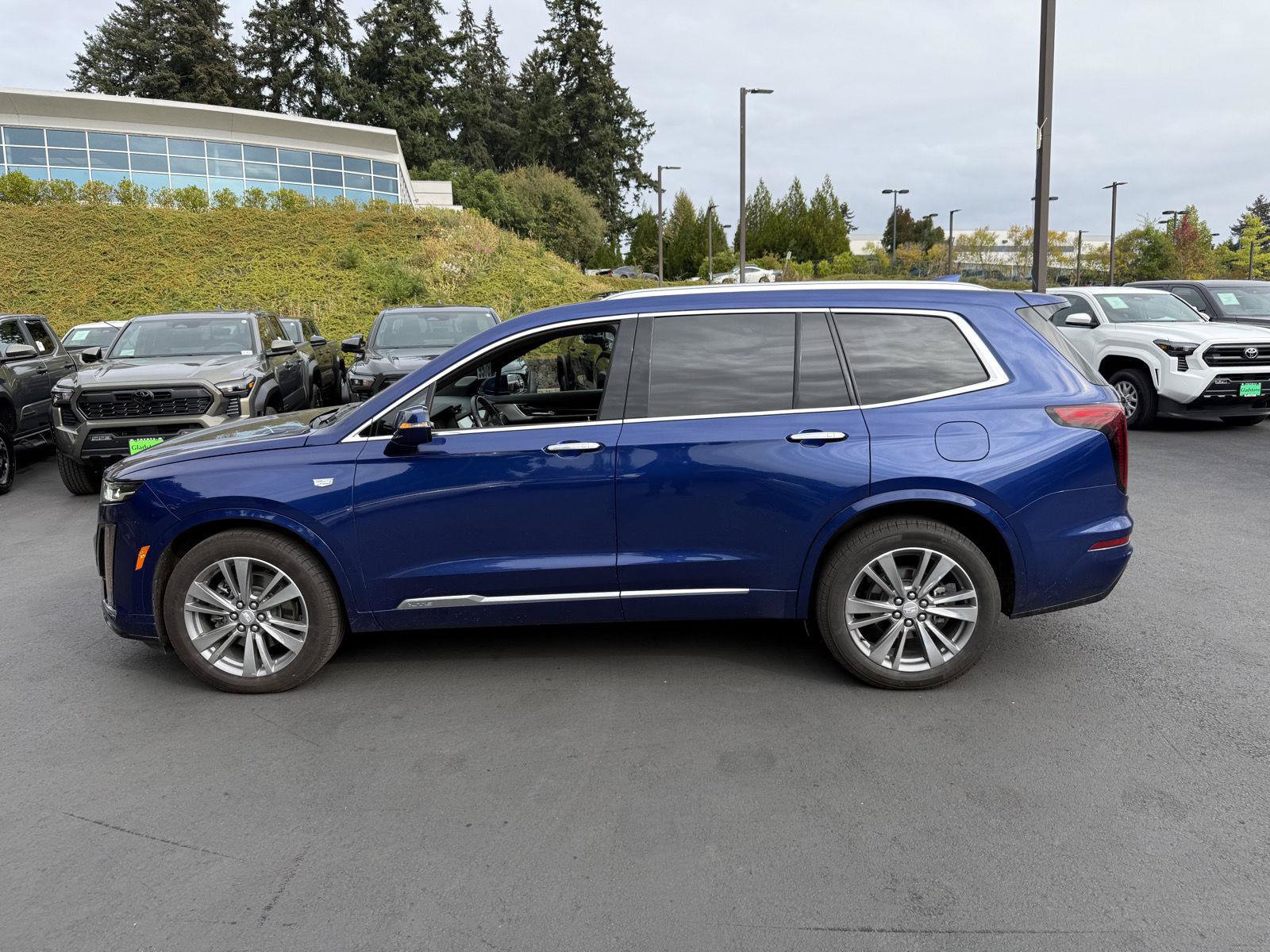 Used 2025 Cadillac XT6 Premium Luxury AWD/4WD image 2