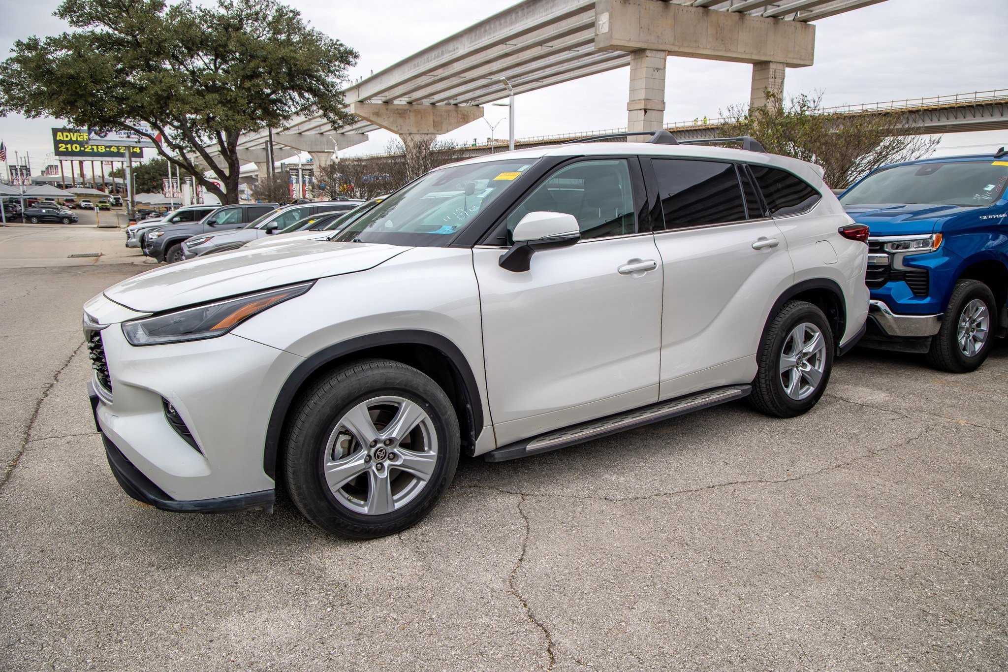 Used 2021 Toyota Highlander LE image 3