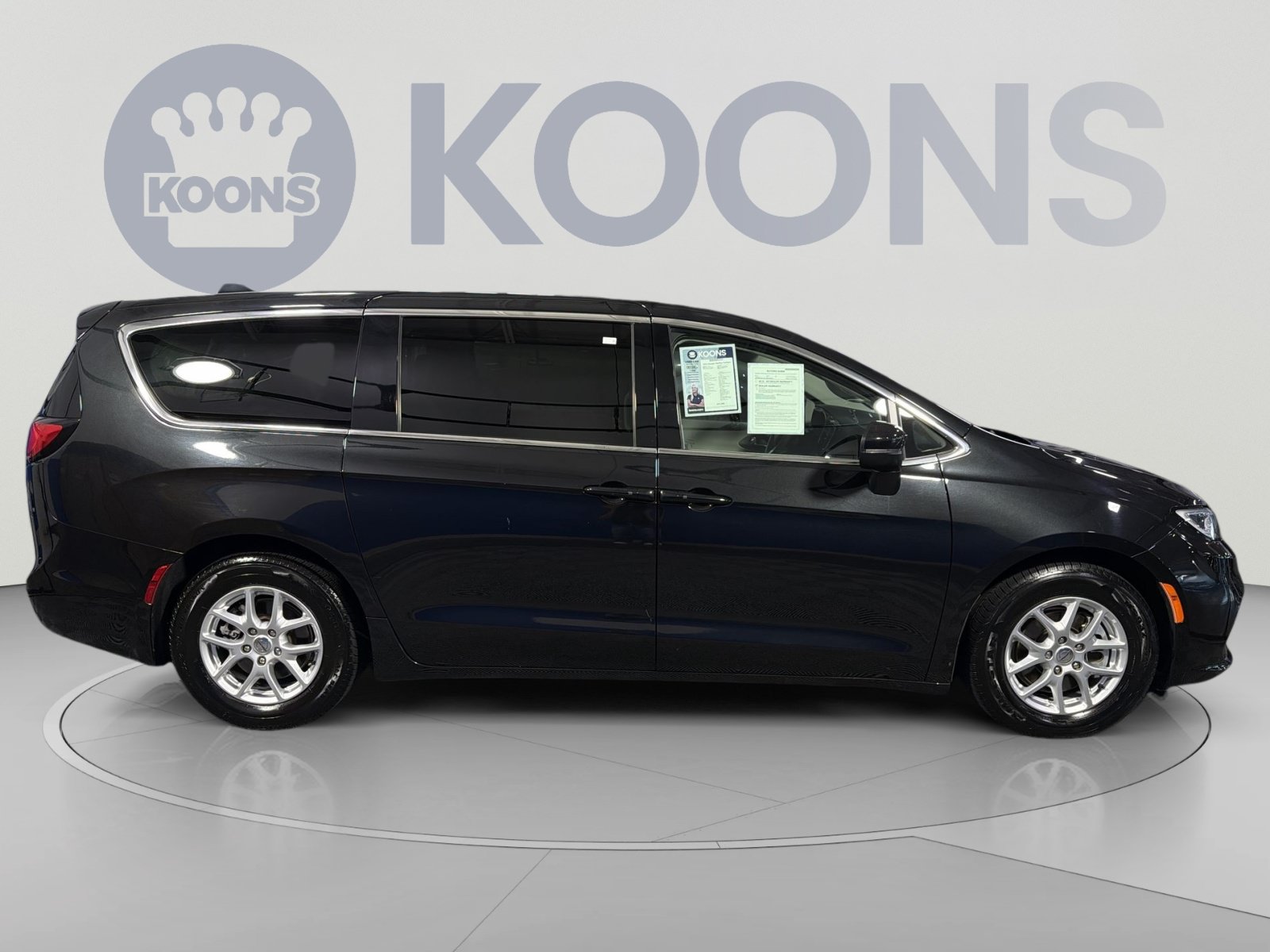 Used 2023 Chrysler Pacifica Touring-L FWD image 8