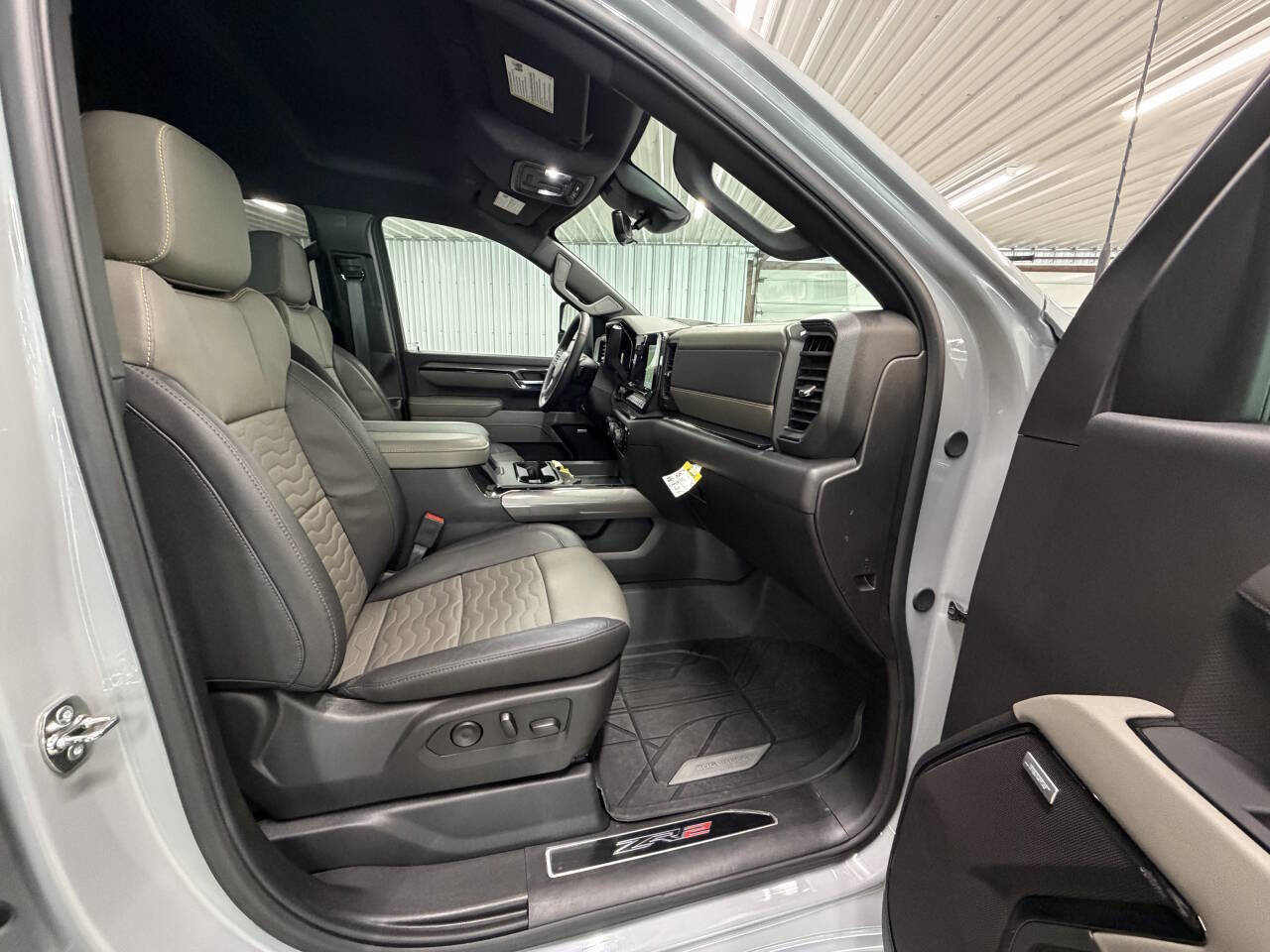 Used 2025 Chevrolet Silverado 2500 ZR2 w/ Technology Package image 51